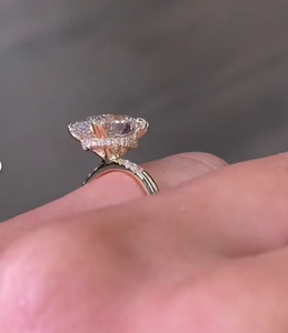 แหวนหมั้นและแหวนแต่งงานแบบวงรีประดับโมอิสซาไนต์ 2.50 กะรัต พร้อมวงแหวนซ่อนรอบๆ สำหรับผู้หญิง ทำจากทองคำแท้ 14k สีเหลือง เป็นของขวัญ - Product Image 4