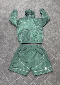 Ensemble 2 pièces sur mesure en satin 100 % polyester : veste coupe-vent et short respirant, style streetwear à capuche pour homme, automne, avec logo personnalisé - Product Image 4