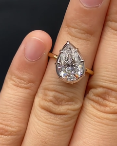 Bague de fiançailles en or jaune avec diamant de laboratoire en forme de poire de 4 carats, style nord-sud - Product Image 5