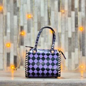 Bolso de Mano de Cuero Genuino a Cuadros Morado y Negro de Lujo, con Asa Superior y Cierre de Cremallera, Tipo Duffel - Product Image 1