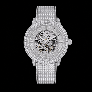 Reloj de pulsera de lujo con esfera plateada con incrustaciones de piedras y correa brillante para hombre - Product Image 2
