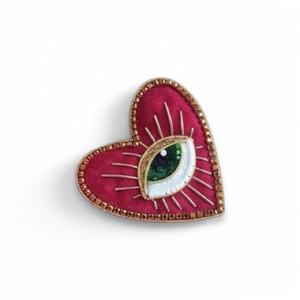 Broche de corazón con ojo bordado a mano y broche de moda con cuentas de alambre de lingotes - Product Image 1