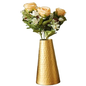 Vase à fleurs en fer doré avec placage or, fait main, durable, design traditionnel pour la décoration de la maison, du bureau ou d'un mariage - Product Image 1