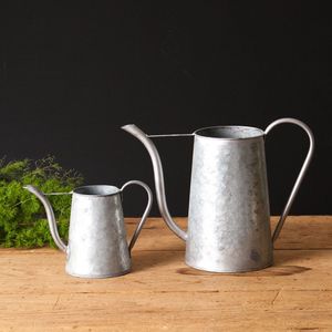 Regadera metálica tradicional para plantas de jardín, cuerpo duradero a prueba de óxido, boquilla larga, flujo de agua suave, mango de agarre cómodo. - Product Image 1