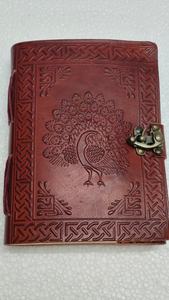 Cuaderno Clásico de Cuero con Patrón Rectangular en Relieve, Hecho a Mano, Estilo Vintage, con Cierre Metálico y Papel Hecho a Mano - Product Image 4