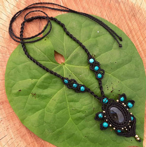 Collar de Macramé con Cuentas de Turquesa Hecho a Mano, Colgante de Piedra Negra, Estilo Boho Tribal, Cordón Ajustable, Joyería Artesanal - Product Image 1