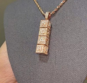 จี้ห้อยคอเงินแท้ 925 ดีไซน์ฮิปฮอปประดับเพชรโมอิสซาไนต์ VVS เต็มชิ้น สำหรับแร็ปเปอร์  พร้อมสลักชื่อหรือโลโก้  สำหรับทุกเพศ - Product Image 1