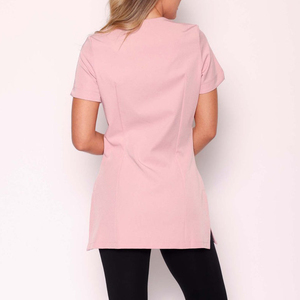 Blusa de Trabajo para Spa y Salón de Belleza, Color Rosa, Manga Corta, Cuello en V, con Cierre Frontal y Logotipo Opcional, Uniforme Tipo Túnica para Mujer - Product Image 2