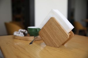 Porte-serviettes élégant en bois avec finition lisse, idéal pour les tables à manger, pour garder les serviettes bien rangées et ajouter un charme décoratif naturel. - Product Image 3