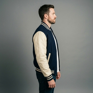 Veste en laine bleu marine pour homme avec manches crème, col et poignets en tricot côtelé, fermeture éclair intégrale, streetwear décontracté haut de gamme, veste bicolore personnalisée - Product Image 3