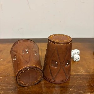 Gobelet et boîte à dés cylindriques de luxe en cuir véritable avec tamis manuel et gobelet coloré (100 pièces/boîte) pour jeux de bar KTV - Product Image 2