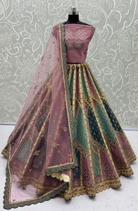 Prix d'usine OEM Lehenga Choli de qualité supérieure rose poudré, richement brodé, motif floral estival, tenue ethnique indienne traditionnelle, broderie nuptiale - Product Image 3