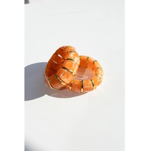 Elegante Brazalete de Resina con Acabado Brillante Hecho a Mano, Accesorio de Moda Contemporáneo para Uso Diario y de Fiesta - Product Image 1