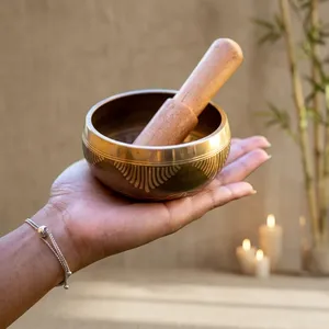 Cuenco tibetano artesanal de latón antiguo con mazo de madera, patrón grabado dorado, cuenco de sonido para meditación, yoga y mindfulness - Product Image 5