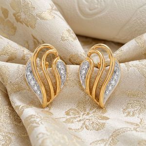 Boucles d'oreilles clous en or jaune avec diamants de laboratoire superposés en forme de feuille tourbillonnante - Product Image 5