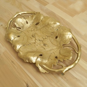 Assiette élégante en forme de feuille, finition dorée, idéale pour le service des invités et la décoration de table haut de gamme dans les hôtels et restaurants. - Product Image 1