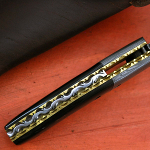Navaja de bolsillo de acero de Damasco con hoja de punta caída, apertura con perilla, mango negro, para uso en exteriores - Product Image 3