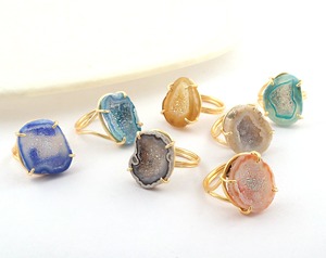 Bague ouverte ajustable plaquée or avec agate drusy jaune, bague statement géode naturelle pour femme - Product Image 2
