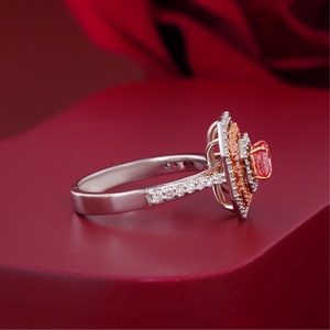 Bague en or 14 carats avec diamant de laboratoire taille radiant de 0,53 carat, halo carré rouge vif, clarté VS1, qualité de coupe VVS2, en or blanc - Product Image 2