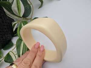 Bracelet manchette en résine ivoire fait main, géométrique, ondulé, crème, forme squoval, uni et massif, bijou artisanal - Product Image 2