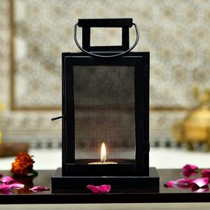 Lanterne en fer noir avec panneau en maille et porte-bougie pour la décoration de la maison, utilisation pour les mariages, design résistant à la chaleur - Product Image 1