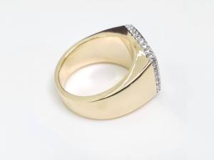 Anillo de Sello para Hombre en Oro Amarillo con Diamantes Naturales Engastados en Pavé, Color H, para Uso Diario - Product Image 2
