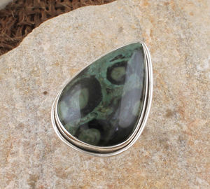 Bague en Jaspe Vert Naturel en Gros, Bague Statement avec Pierre en Poire, Bague de Guérison en Pierre Précieuse pour Femme, Bijoux de Mariage - Product Image 4