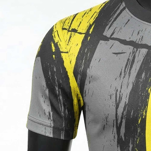 Camiseta de Manga Corta con Cuello Redondo y Estampado Abstracto Amarillo y Gris para Hombre, de Secado Rápido, Tejida, Deportiva, Ajustada, de Longitud Regular - Product Image 4
