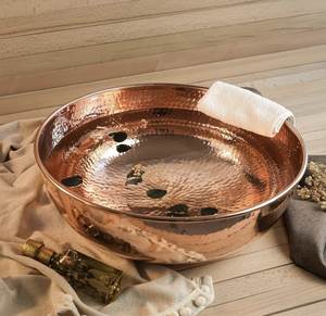 Bol de pédicure en cuivre élégant pour le bien-être, alliant artisanat traditionnel et exigences modernes des soins de spa, efficace - Product Image 1