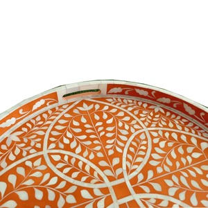 Plateau décoratif rond en bois avec motif floral gravé, style bohème, design orange et blanc, pièce unique avec poignée - Product Image 4