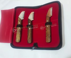 Couteau à démouler les poils pour animaux de compagnie en acier inoxydable, ensemble de 3 pièces avec manche en bois, outil de toilettage écologique pour chiens - Dents fines/moyennes/grossières - Product Image 5