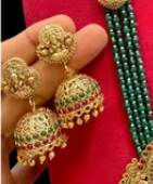 Bijoux de temple traditionnels avec collier long à l'aspect perle serti de boucles d'oreilles plaquées or pour le festival de mariage pour les femmes - Product Image 2