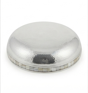 Nouvelle assiette de service ronde profonde de luxe moderne et élégante, design unique, aluminium poli brillant, bordure perlée - Product Image 4