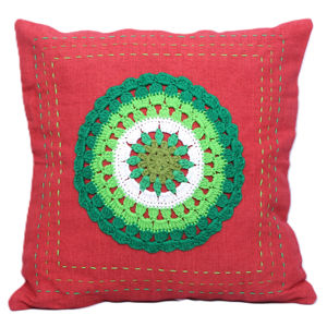 ปลอกหมอนอิงสี่เหลี่ยมลายแมนดาลาสีเขียวพื้นแดง ถักโครเชต์ ผ้าฝ้าย 100% สไตล์โบฮีเมียน ทำมือ - Product Image 1