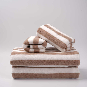 Serviette de plage en velours de haute qualité, à carreaux noir et blanc, antimicrobienne, écologique, personnalisable en coton pour usage quotidien - Product Image 2