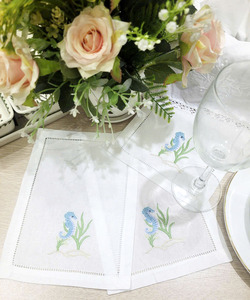 Serviettes de cocktail personnalisées brodées en forme de hippocampe, en coton blanc, avec ourlet festonné, pour la maison, les événements et les bars - Product Image 1