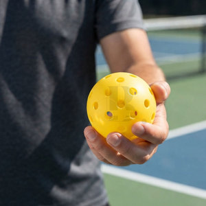 Nouvelle balle de pickleball pour adultes de 16 mm avec un design à trous ronds, légère, en plastique écologique, pour l'entraînement et la pratique des sports de plein air - Product Image 2