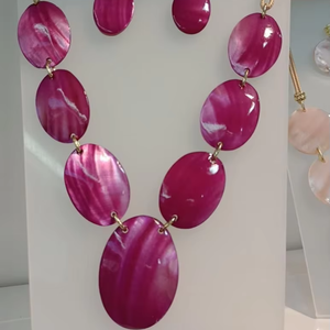 Collier en perles de résine acrylique fait main, écologique, pour femmes, pour mariage et cadeaux de fêtes, par Perfect Enterprises - Product Image 1