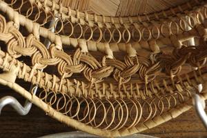 Plateau de service en rotin à bordure florale, idéal pour une présentation élégante de noix, fruits secs et chocolats pour les invités en provenance d'Inde. - Product Image 3