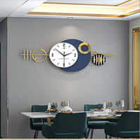 Horloge murale de luxe exquise, horizontale, abstraite, avec des panneaux en forme de roue dorée et de demi-lune, disponible à prix de gros.