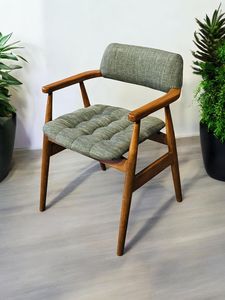 Fauteuil en bois massif de style mid-century avec accoudoirs en bois courbés, assise et dossier rembourrés en tissu gris capitonné - Product Image 1