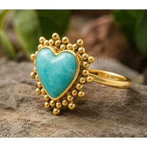 Magnifique bague halo en or plaqué 18 carats avec pierre précieuse Larimar en forme de cœur, faite à la main, style bohème, bijou tendance. - Product Image 3