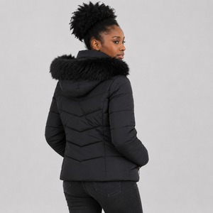 Chaqueta acolchada de plumón para mujer, diseño OEM personalizado, color blanco, con capucha de piel sintética, cierre completo y acolchado, ideal para el invierno. - Product Image 3