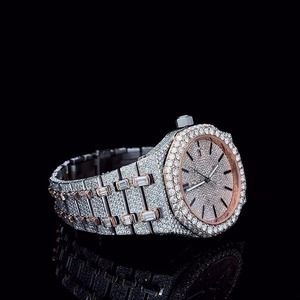 Reloj de cuarzo unisex de lujo con incrustaciones de diamantes, caja cuadrada de acero inoxidable de 44 mm, esfera analógica con números romanos y cierre desplegable. - Product Image 2