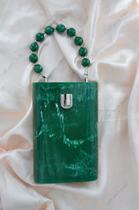 กระเป๋าคลัทช์เรซิ่นสีเขียวทำมือจากอินเดียสำหรับผู้หญิง กระเป๋าถือทรงกล่องประดับลูกปัด ดีไซน์หรูหราสำหรับงานเลี้ยงตอนเย็น ของขวัญสุดพิเศษ - Product Image 3