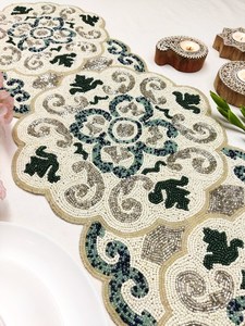 Chemin de table personnalisé, fait main, luxueux, brodé de fleurs, écologique, léger, durable, élégant et décoratif pour table à manger - Product Image 4