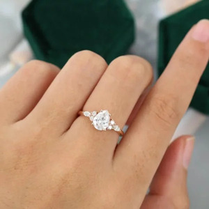 Anillo de Moissanita para Mujer, Anillo de Compromiso con Corte de Pera Vintage, Anillo de 1 Quilate con Diseño Único al Mejor Precio - Product Image 1