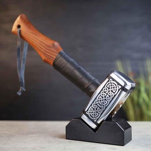 Marteau Viking artisanal en acier au carbone, face rectangulaire, manche en bois, texture antidérapante, design celtique décoratif - Product Image 1