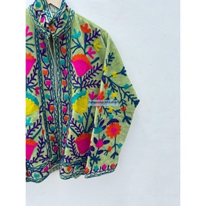 Veste en velours Suzani multi-brodée, faite à la main, courte, unisexe, avec deux poches latérales, style printemps - Product Image 4