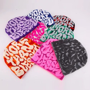 Casquette d'hiver en mohair personnalisée Y2K avec votre propre logo, bonnet en tricot jacquard 100% acrylique pour adulte avec logo personnalisé - Product Image 5
